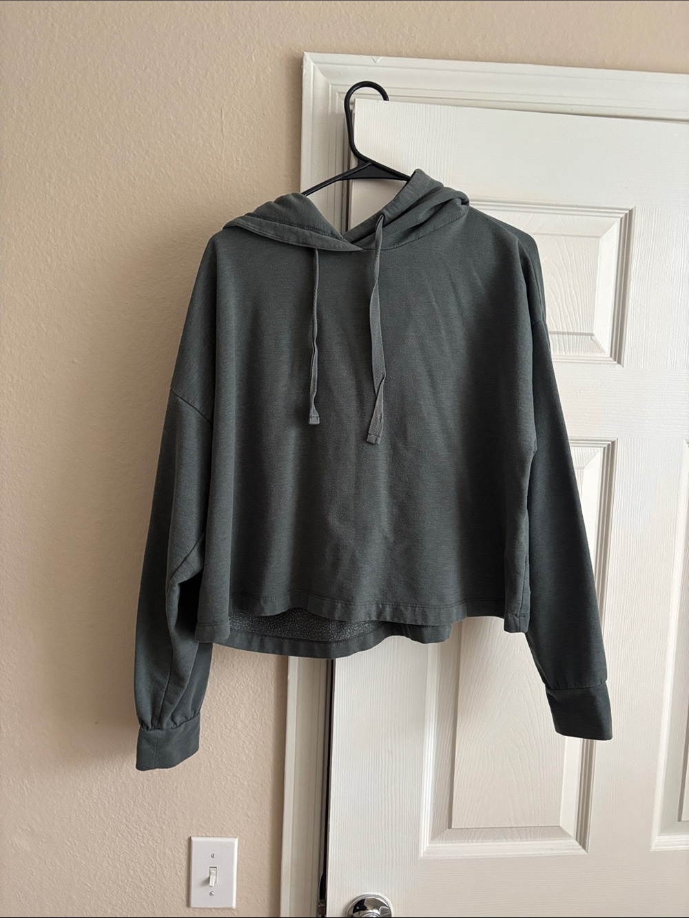 Cropped Hooded Sweatshirt in Olive Green